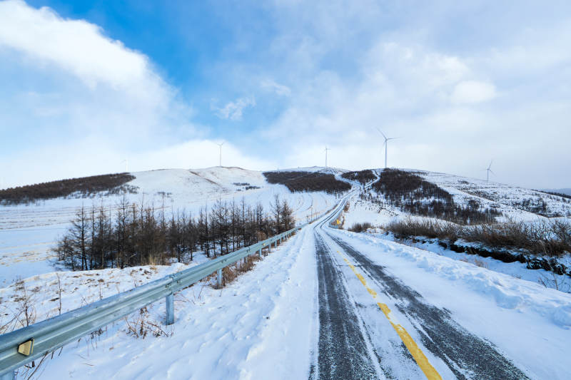 中国河北省张家口地区冬季草原天路景色图片