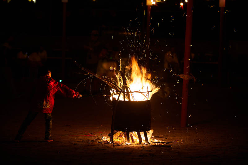 熊熊烈焰燃烧的炙热篝火图片