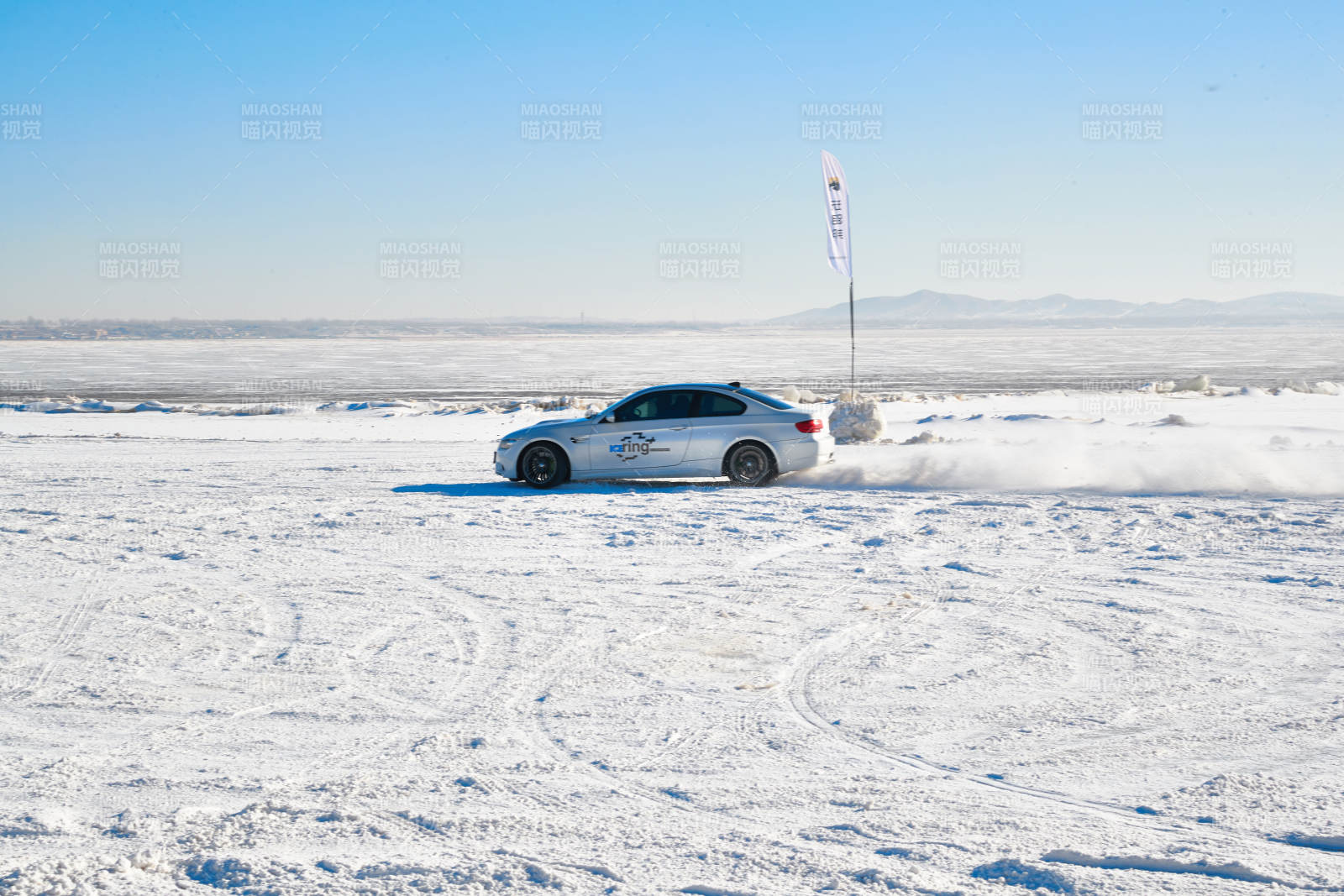在冰冻的湖面进行的汽车冰上漂移赛图片