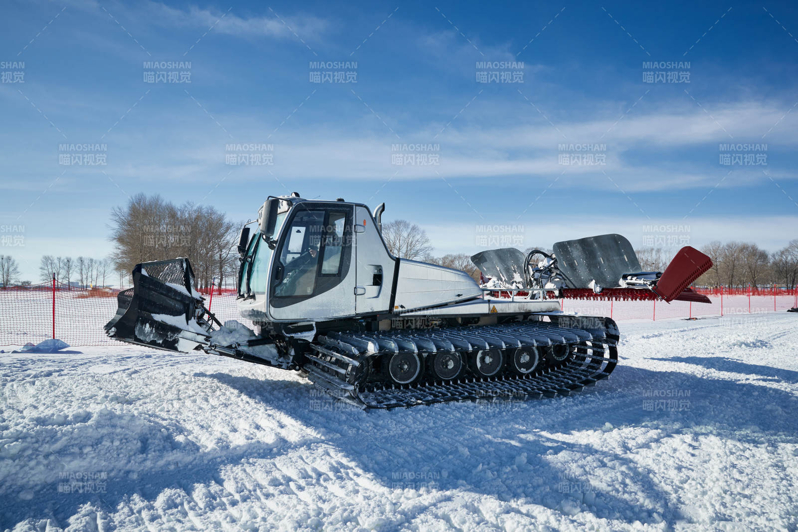 正在滑雪场工作的压雪车图片