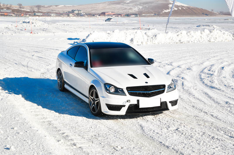 在冰冻的湖面进行的汽车冰上漂移赛图片