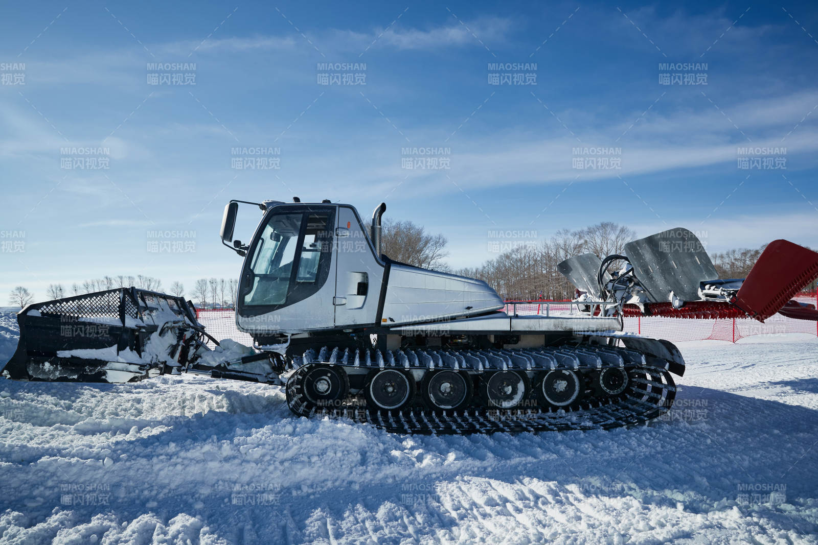 正在滑雪场工作的压雪车图片