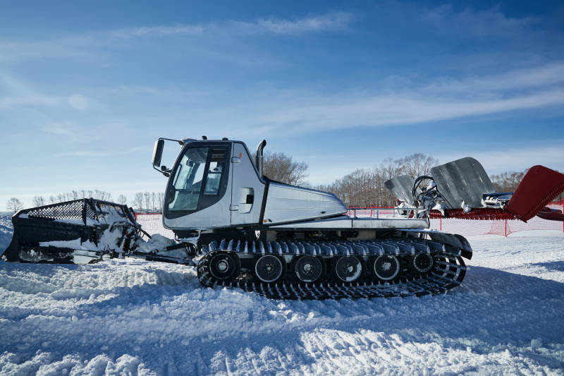 正在滑雪场工作的压雪车图片
