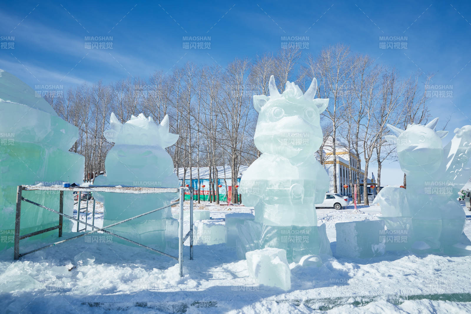 张家口沽源县天鹅湖景区冰雕雕刻现场图片