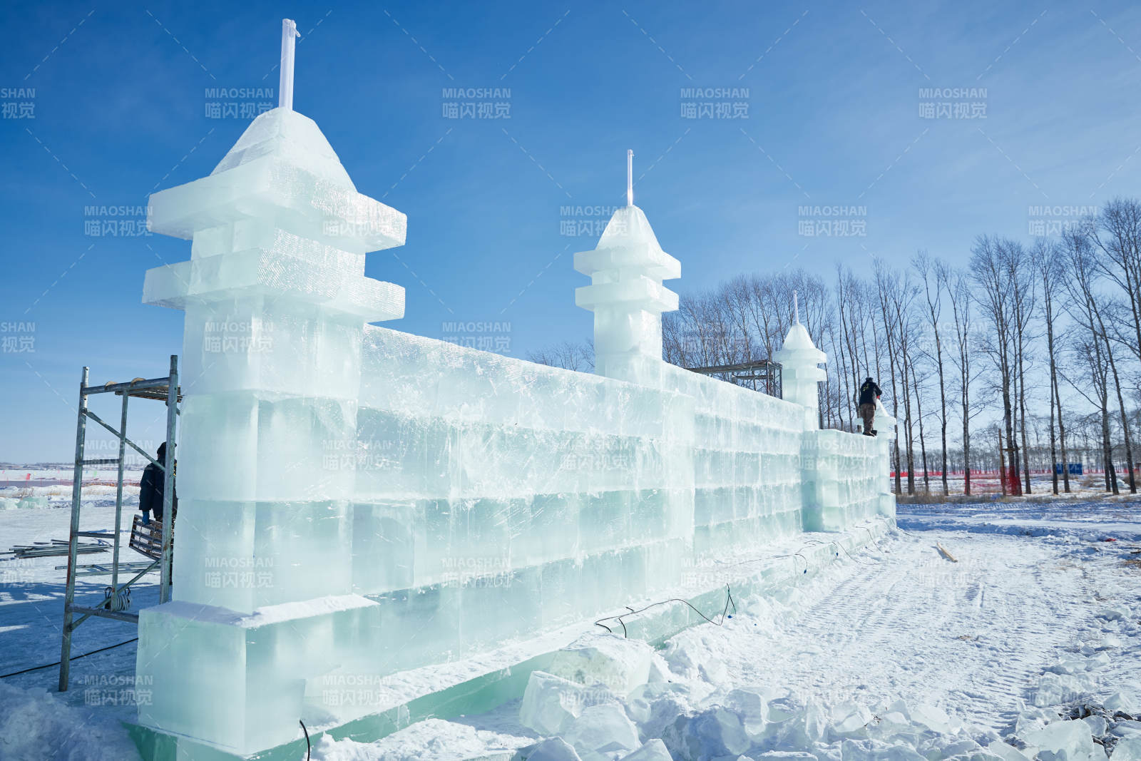 张家口沽源县天鹅湖景区冰雕雕刻现场图片