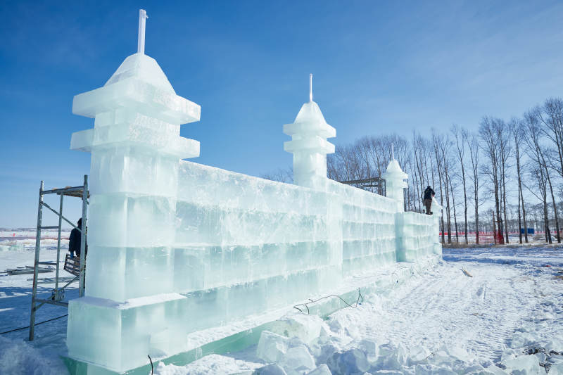 张家口沽源县天鹅湖景区冰雕雕刻现场图片