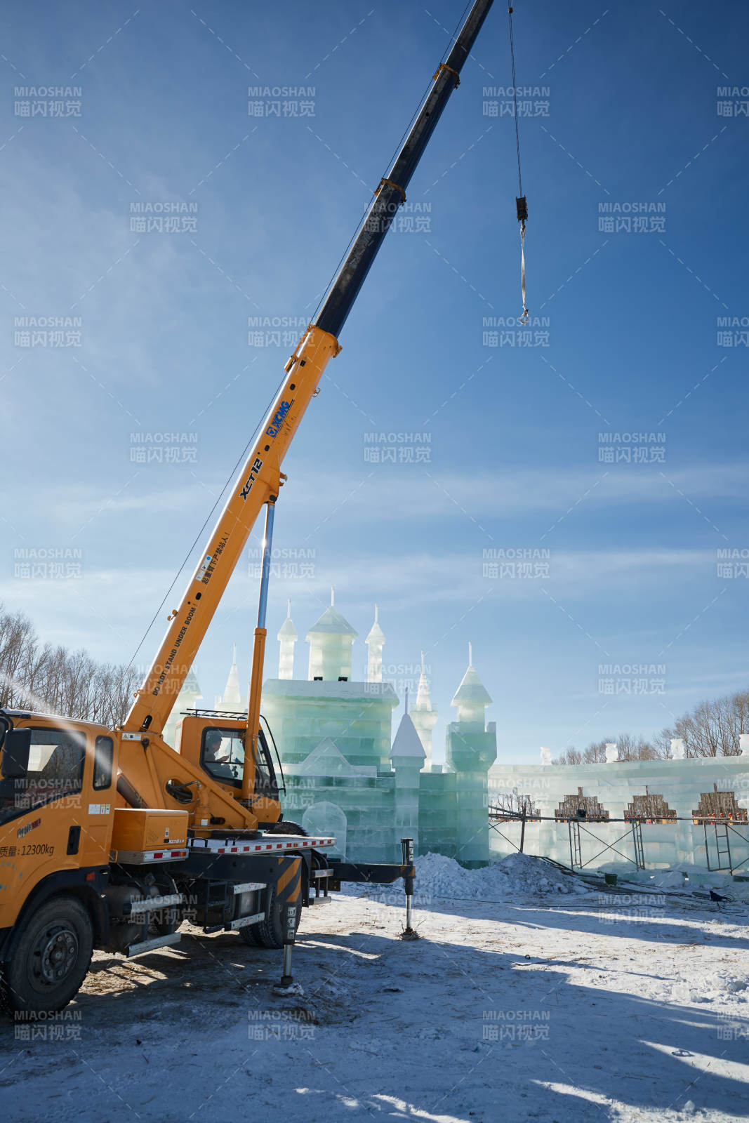 张家口沽源县天鹅湖景区冰雕雕刻现场图片