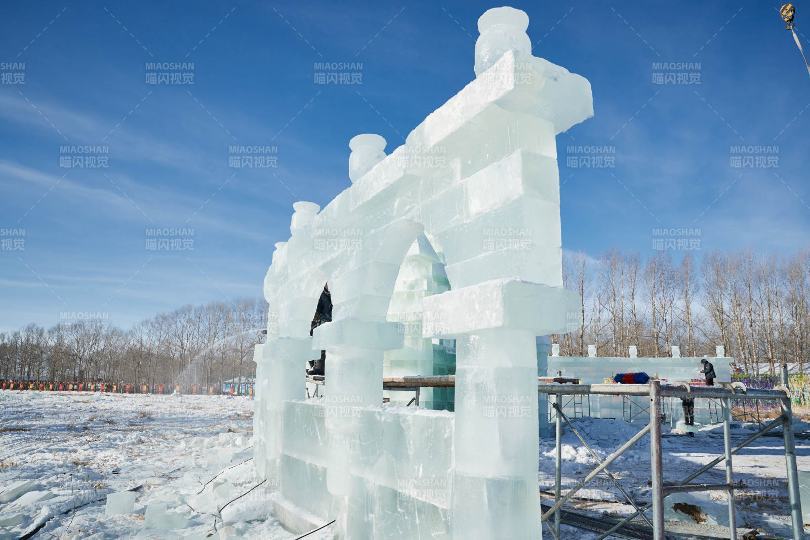 张家口沽源县天鹅湖景区冰雕雕刻现场图片
