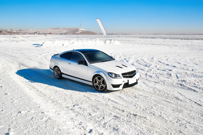 在冰冻的湖面进行的汽车冰上漂移赛图片