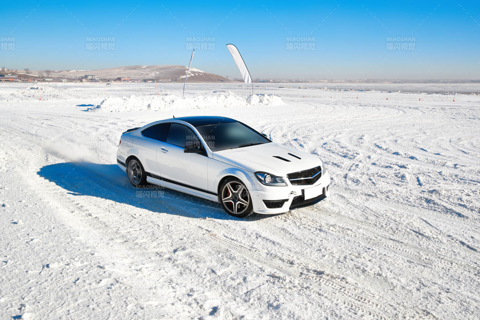 在冰冻的湖面进行的汽车冰上漂移赛图片