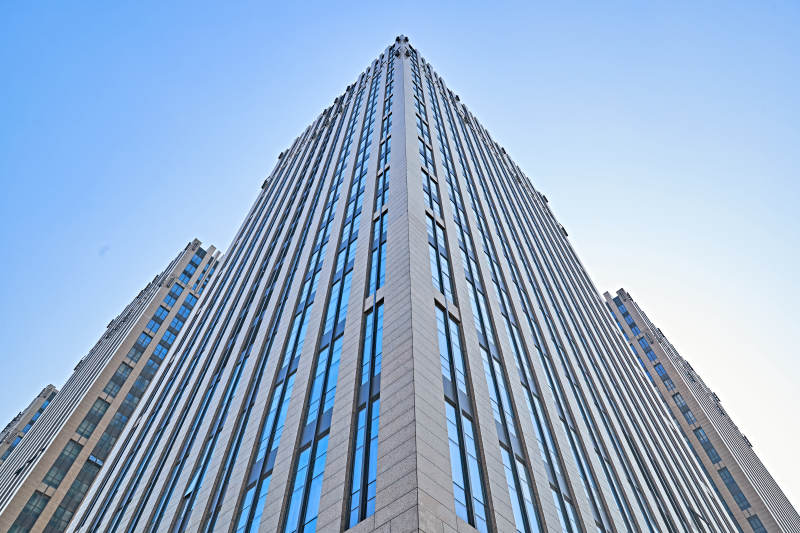 仰视现代建筑办公楼和局部景观图片