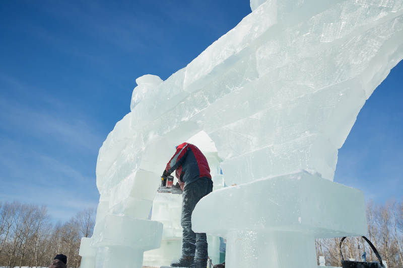 张家口沽源县天鹅湖景区冰雕雕刻现场图片
