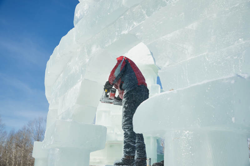 张家口沽源县天鹅湖景区冰雕雕刻现场图片