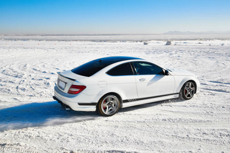 在冰冻的湖面进行的汽车冰上漂移赛图片