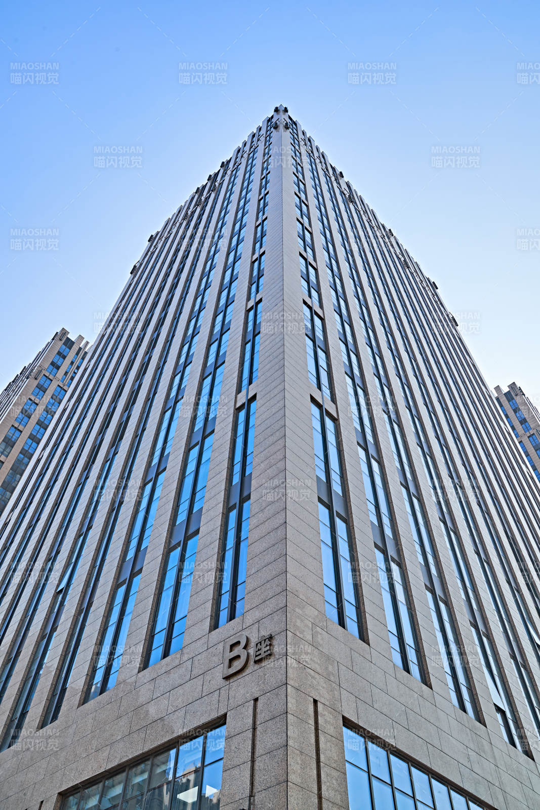 仰视现代建筑办公楼和局部景观图片