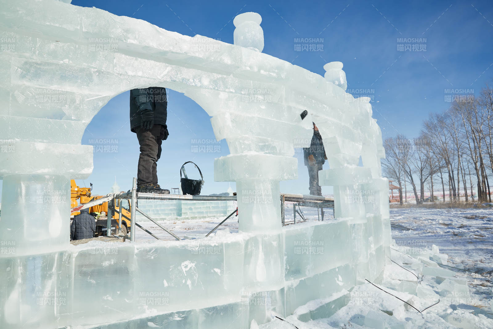 张家口沽源县天鹅湖景区冰雕雕刻现场图片