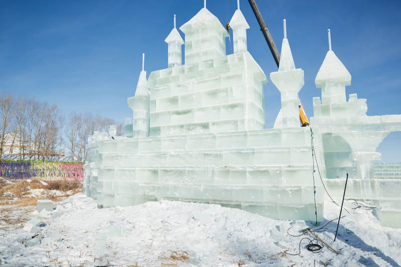 张家口沽源县天鹅湖景区冰雕雕刻现场图片
