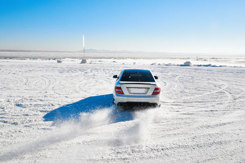 在冰冻的湖面进行的汽车冰上漂移赛图片