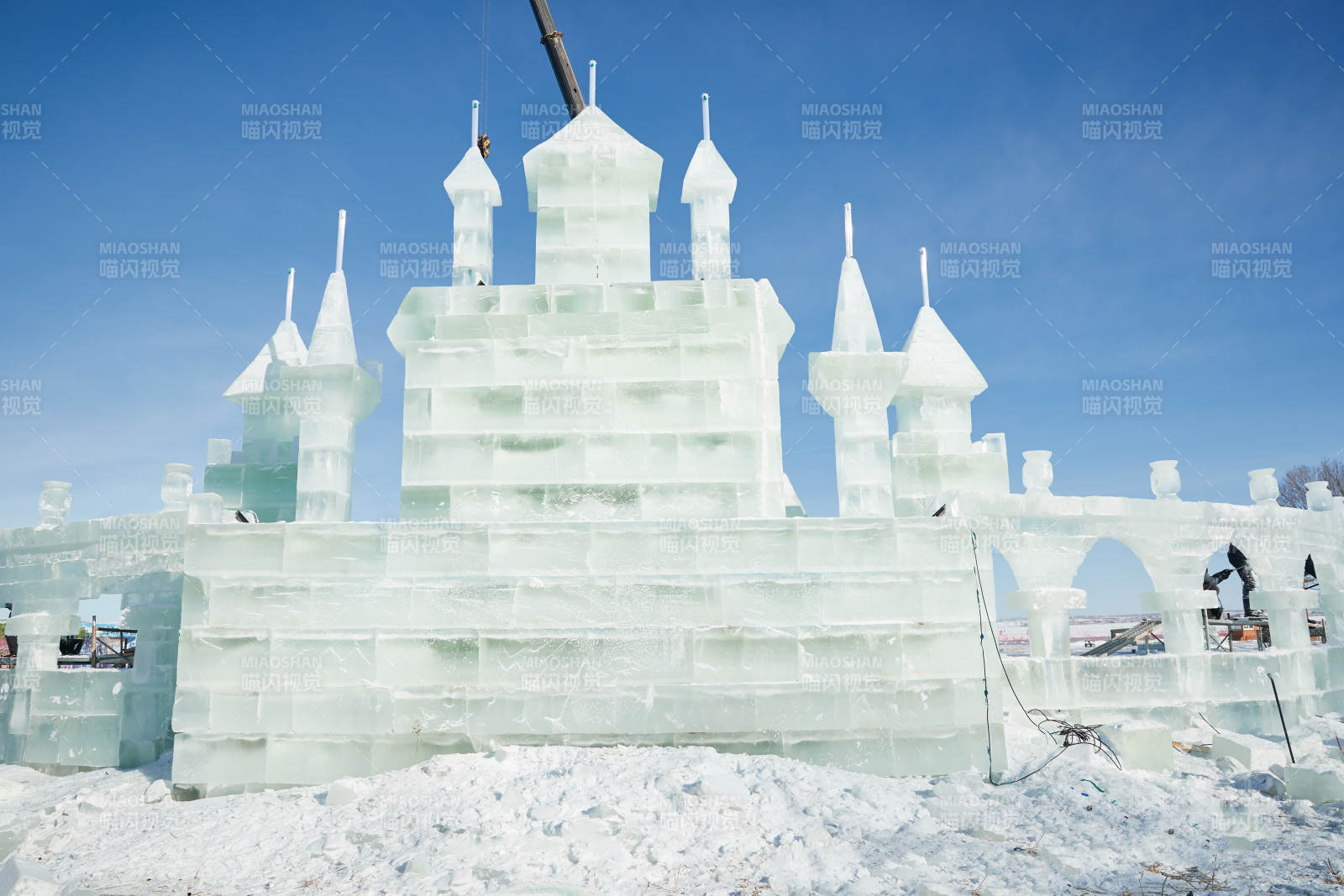 张家口沽源县天鹅湖景区冰雕雕刻现场图片