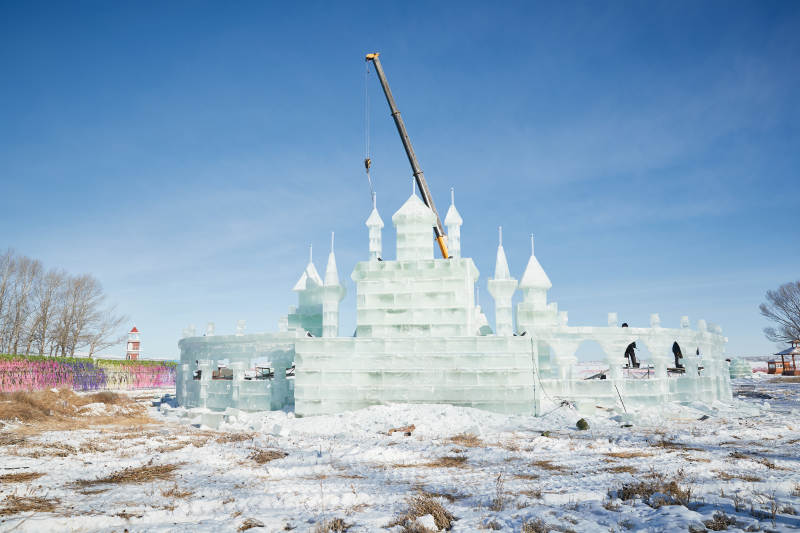 张家口沽源县天鹅湖景区冰雕雕刻现场图片