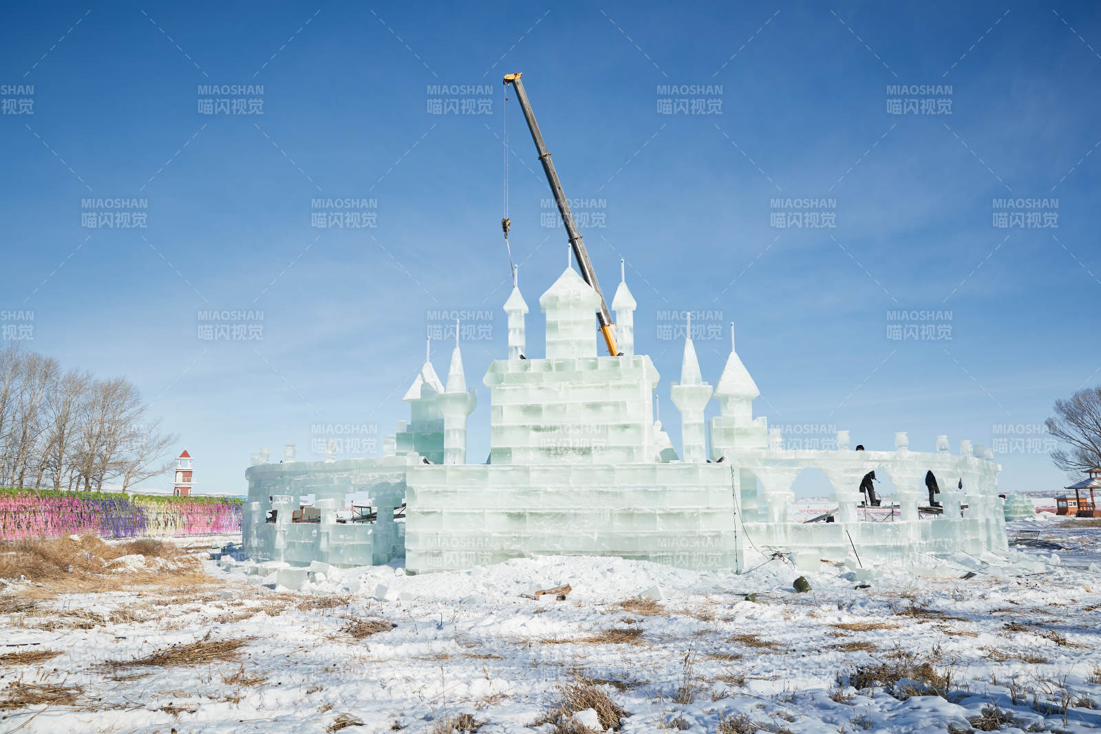 张家口沽源县天鹅湖景区冰雕雕刻现场图片