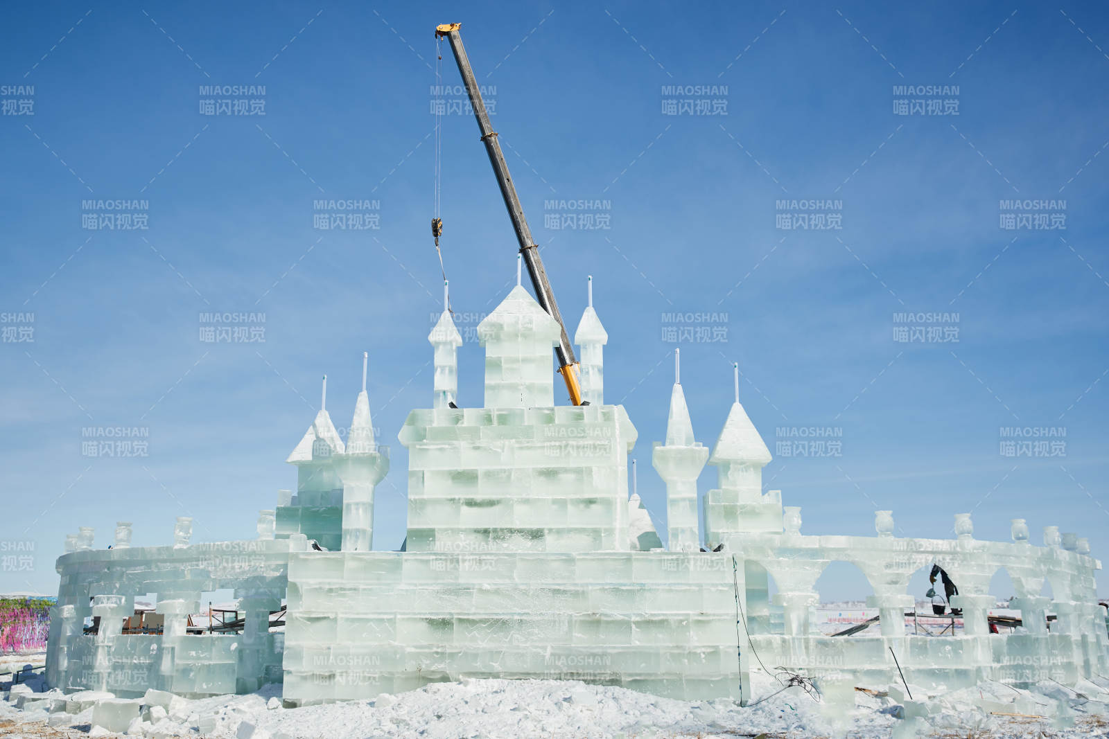 张家口沽源县天鹅湖景区冰雕雕刻现场图片