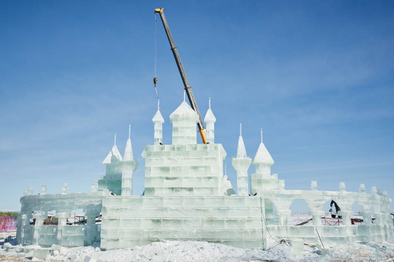 张家口沽源县天鹅湖景区冰雕雕刻现场图片