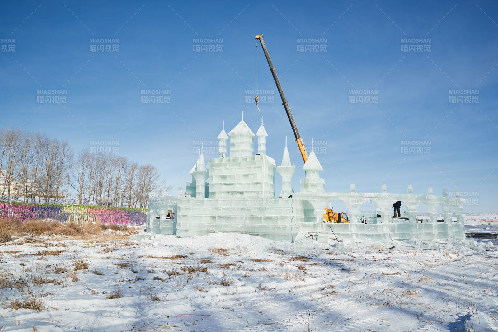 张家口沽源县天鹅湖景区冰雕雕刻现场图片