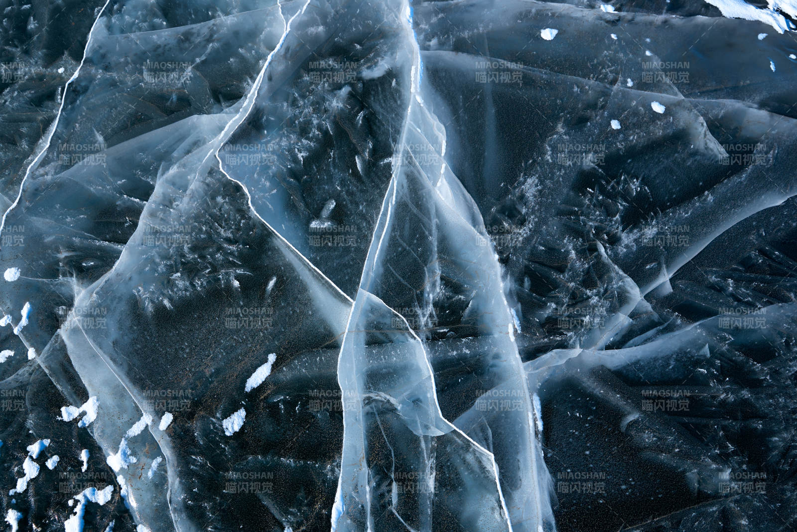 冬天冻结的湖面冰层花纹图片