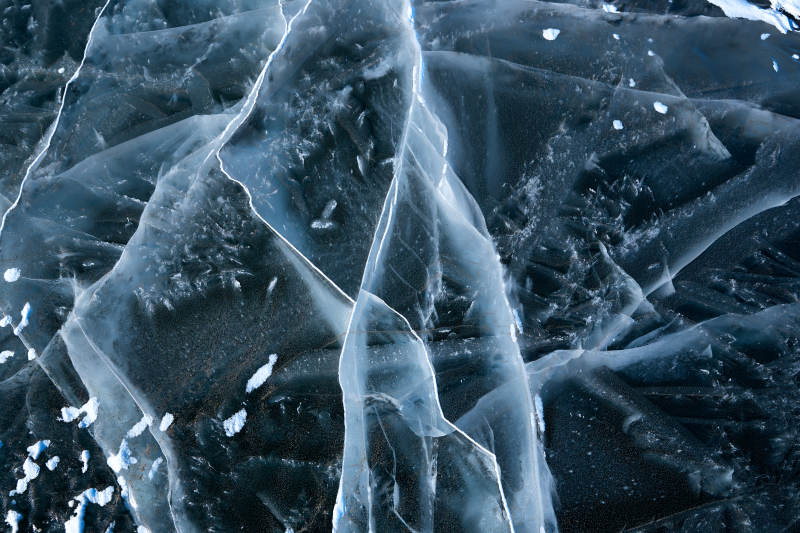 冬天冻结的湖面冰层花纹图片