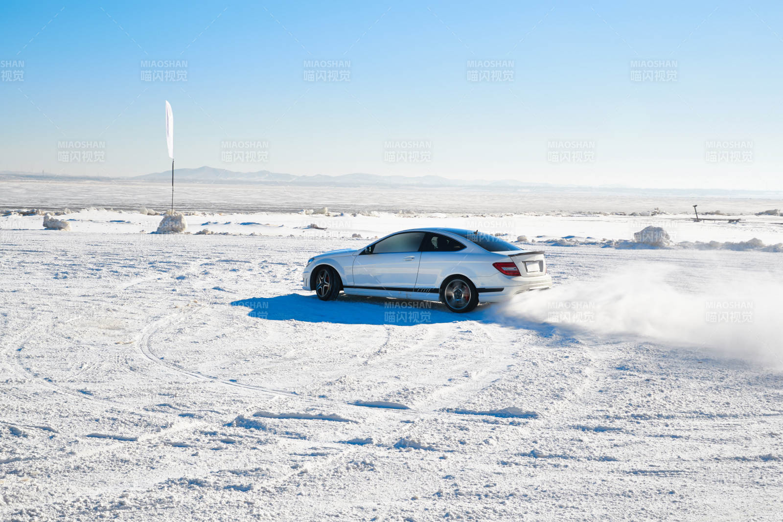 在冰冻的湖面进行的汽车冰上漂移赛图片