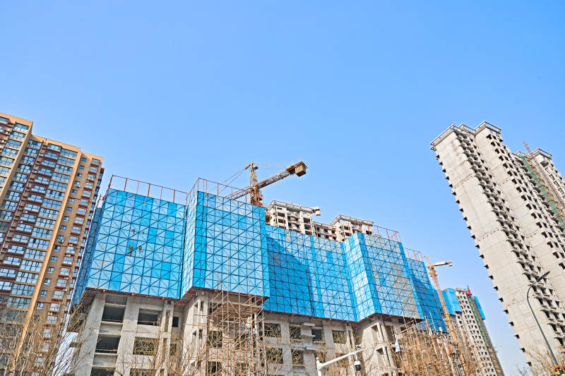 仰视现代建筑办公楼和局部景观图片