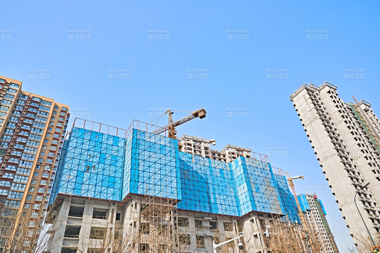 仰视现代建筑办公楼和局部景观图片