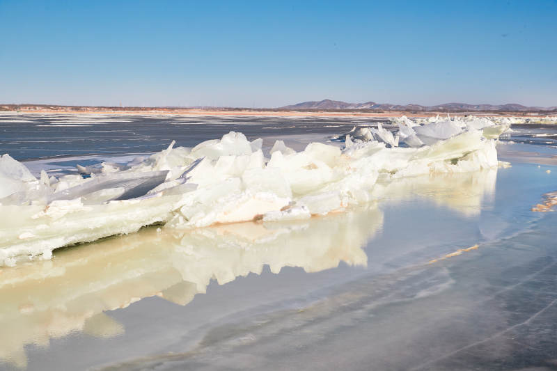 中国河北省张家口沽源县库伦淖冬季湖面冰裂景观图片