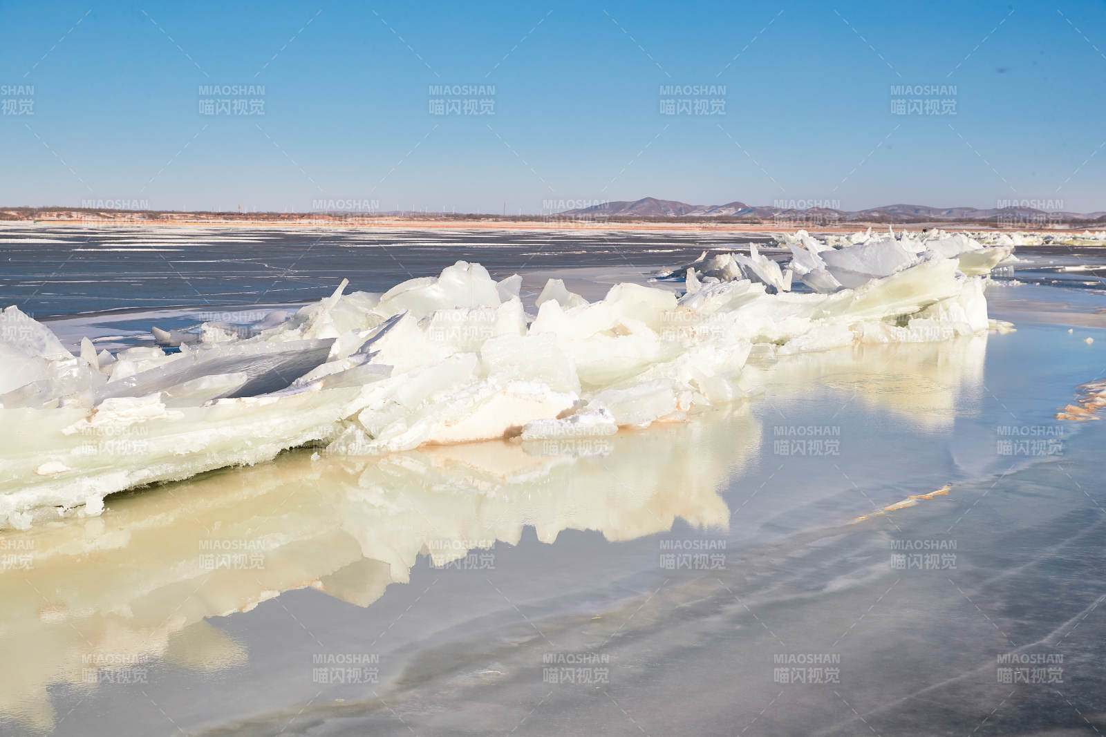 中国河北省张家口沽源县库伦淖冬季湖面冰裂景观图片