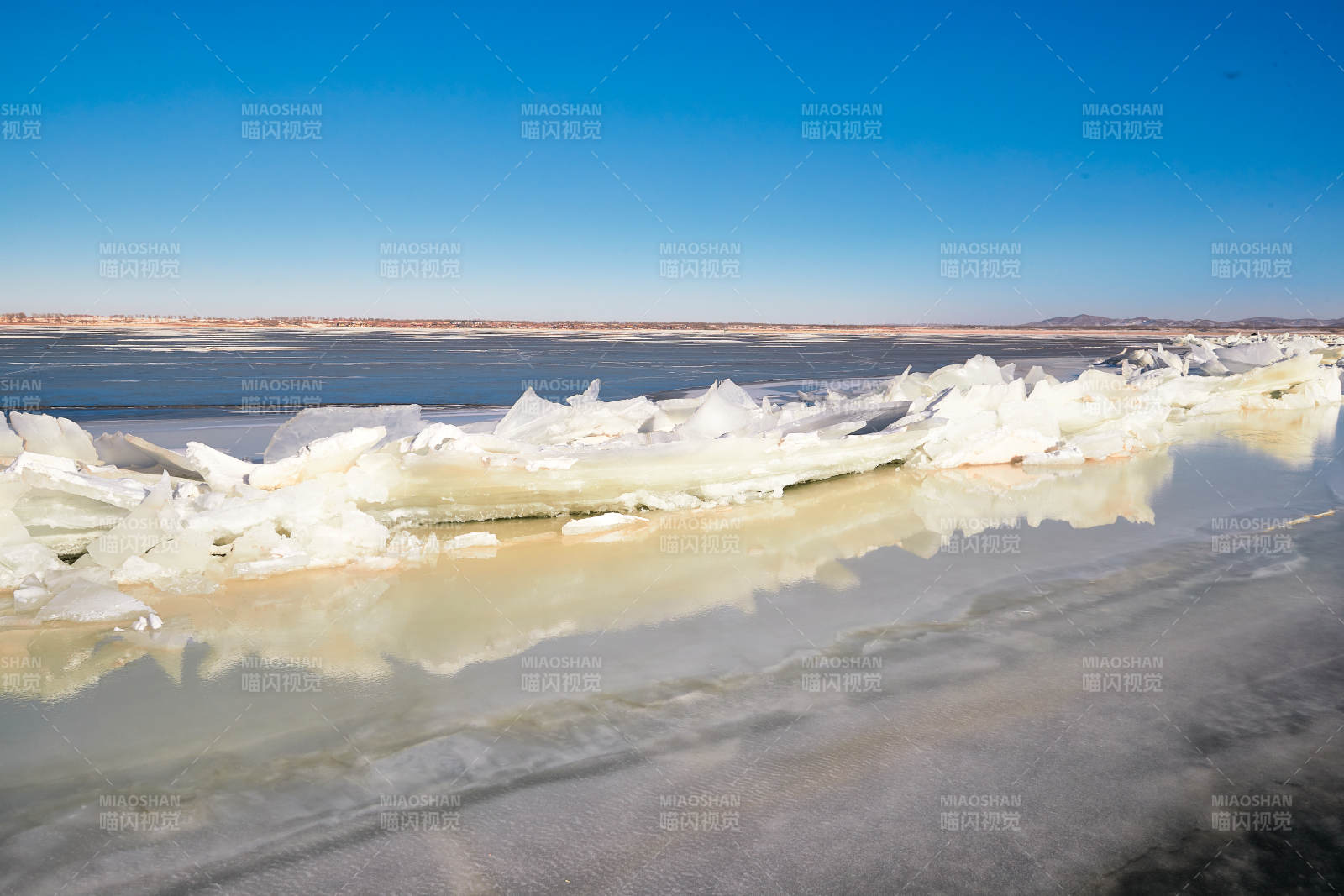 中国河北省张家口沽源县库伦淖冬季湖面冰裂景观图片