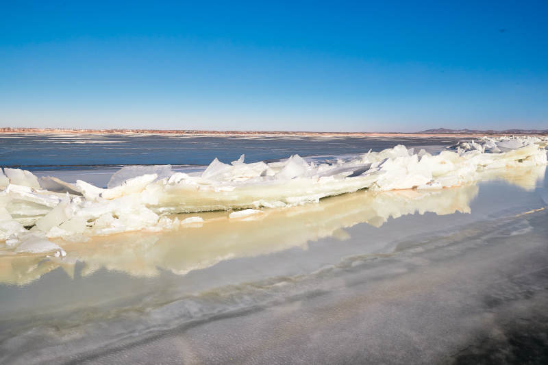 中国河北省张家口沽源县库伦淖冬季湖面冰裂景观图片