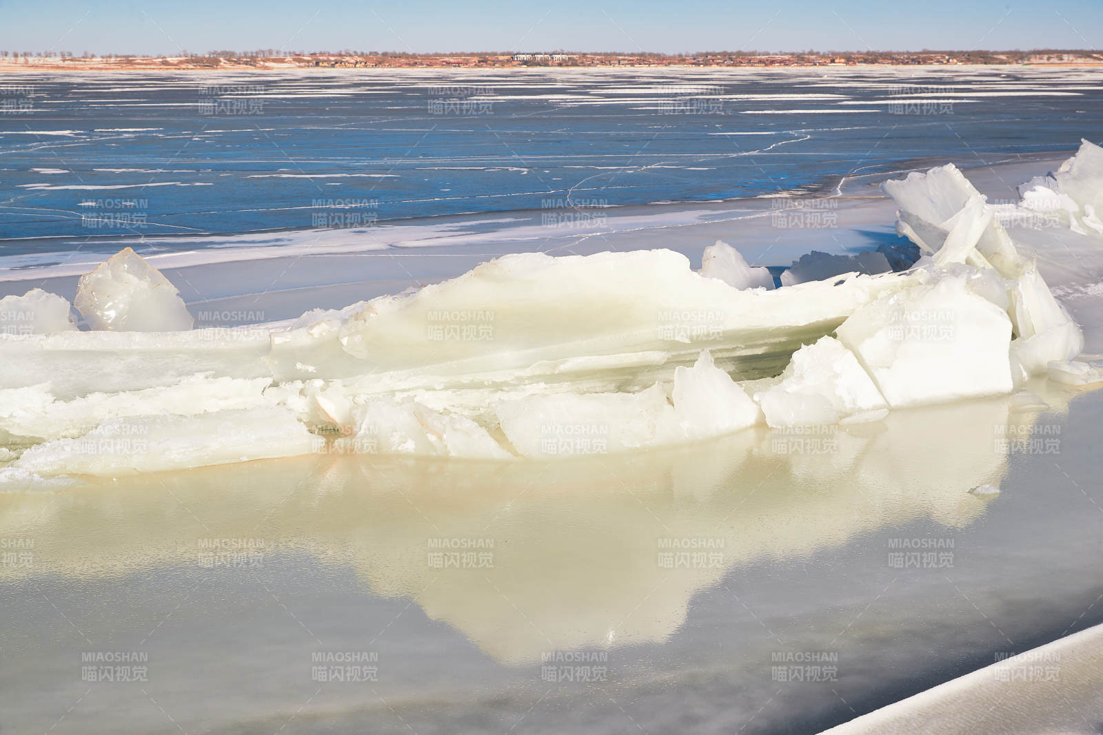 中国河北省张家口沽源县库伦淖冬季湖面冰裂景观图片