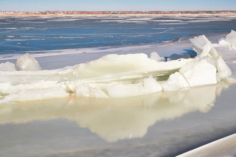 中国河北省张家口沽源县库伦淖冬季湖面冰裂景观图片