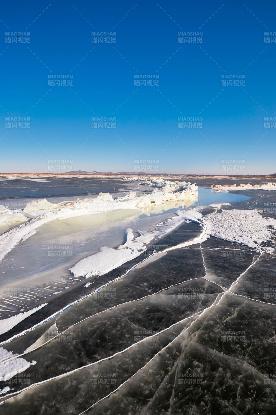 中国河北省张家口沽源县库伦淖冬季湖面冰裂景观图片