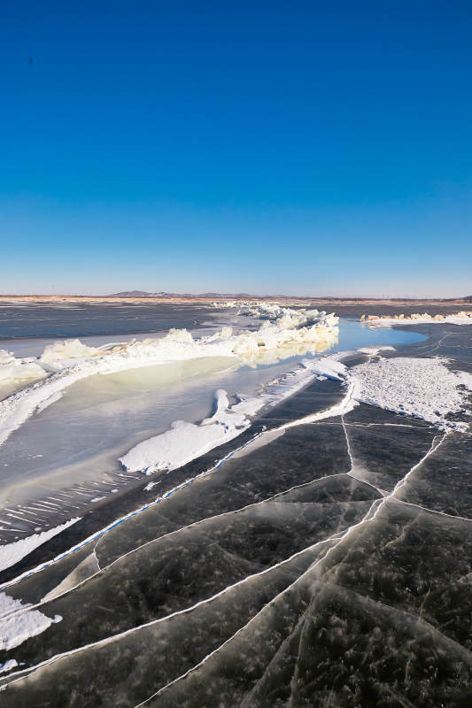 中国河北省张家口沽源县库伦淖冬季湖面冰裂景观图片
