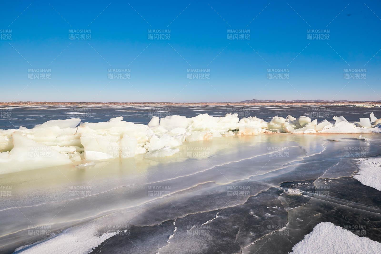 中国河北省张家口沽源县库伦淖冬季湖面冰裂景观图片