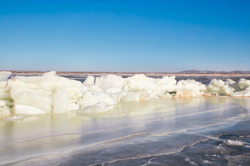 中国河北省张家口沽源县库伦淖冬季湖面冰裂景观图片