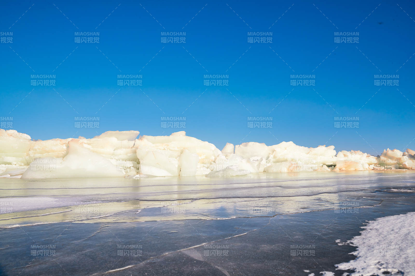 中国河北省张家口沽源县库伦淖冬季湖面冰裂景观图片