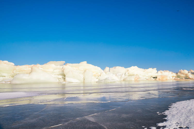 中国河北省张家口沽源县库伦淖冬季湖面冰裂景观图片