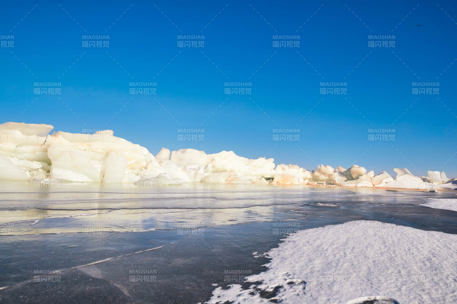 中国河北省张家口沽源县库伦淖冬季湖面冰裂景观图片