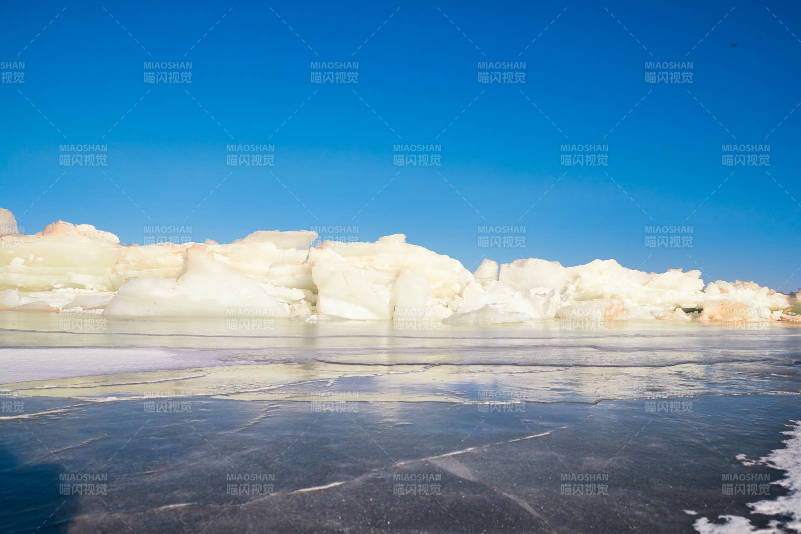 中国河北省张家口沽源县库伦淖冬季湖面冰裂景观图片