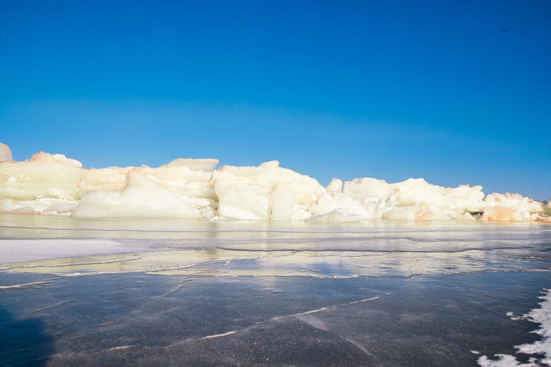 中国河北省张家口沽源县库伦淖冬季湖面冰裂景观图片