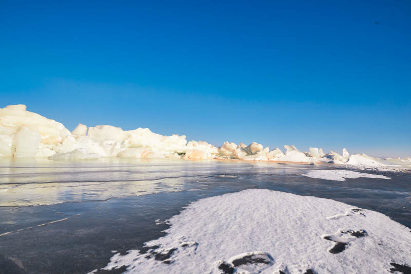 中国河北省张家口沽源县库伦淖冬季湖面冰裂景观图片