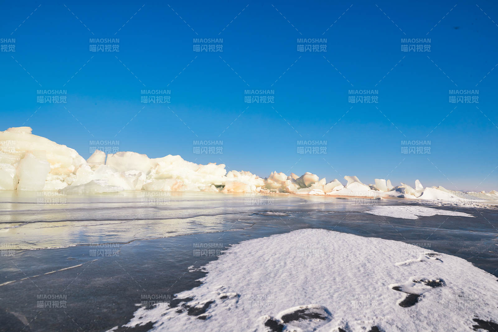 中国河北省张家口沽源县库伦淖冬季湖面冰裂景观图片